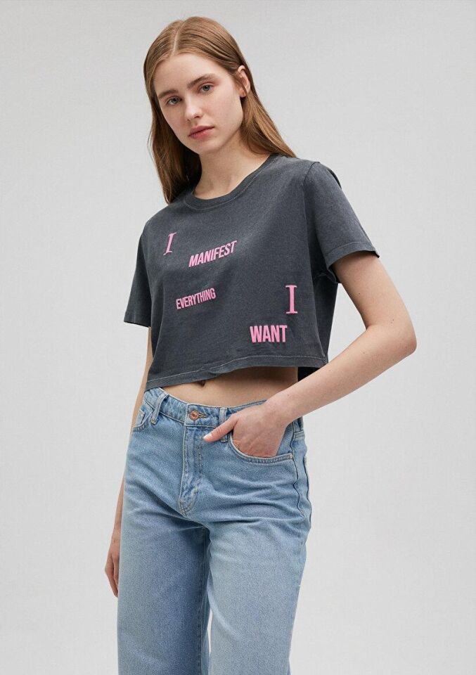 MAVİ KADIN GRAFİK BASKILI CROP TİŞÖRT Kömür 1612500-70087