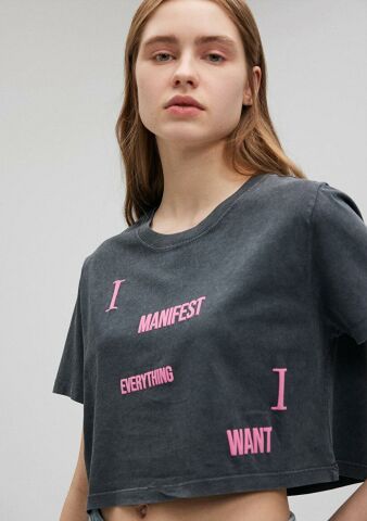 MAVİ KADIN GRAFİK BASKILI CROP TİŞÖRT Kömür 1612500-70087