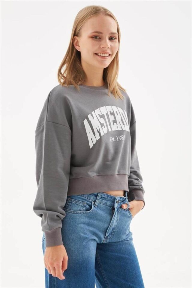 FASHION FRIENDS KADIN BASKILI CROP SWEAT 24K0050K1